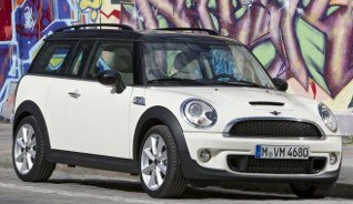 Weißer Mini Clubman R55 auf einer Stadtstraße