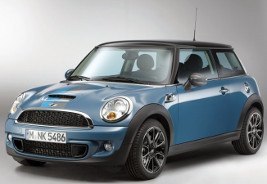 blauer Mini Cooper Baker Street R56 auf grauem Hintergrund