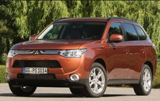 Mitsubishi Outlander in orange auf einer Straße