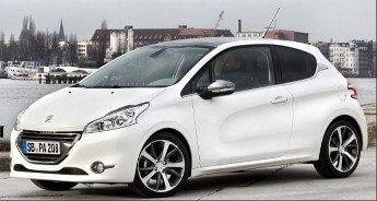 Weißer Peugeot 208 am Flußufer in einer Werkstatt