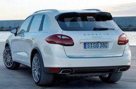 Ein weißer Porsche Cayenne von hinten