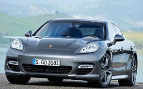 Ein grauer Porsche Panamera im bergigen Gelände