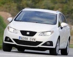 Ein weißer Seat Ibiza ST auf einer Landstraße