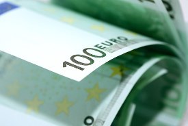 Reparaturkosten: Nahaufnahme 100-Euro-Schein