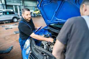 Mechaniker beim Mercedes Service in einer Werkstatt