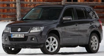 Schwarzer Suzuki Grand Vitara im Winter