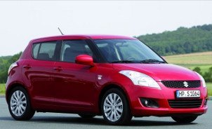 Roter Suzuki Swift auf dem Weg in eine Werkstatt