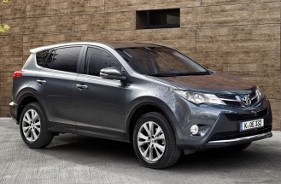 Ein marlingrauer Toyota RAV 4 vor einer Werkstatt