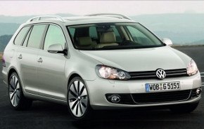 Ein silberner VW Golf 6