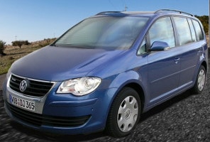 Ein blauer VW Touran