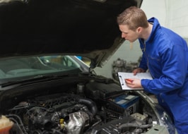 Ein Händler begutachtet das Auto zur Ermittlung des Werts