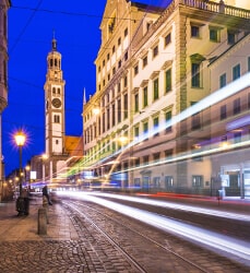 Straßenverkehr in der Nähe von Rathausplatz in Augsburg