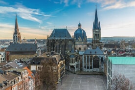 Panorama von Aachen bei Tag mit blauem Himmel als Hintergrund