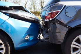 Autounfall in Göttingen - nach dem Zusammenstoß müssen die Autos in eine Werkstatt