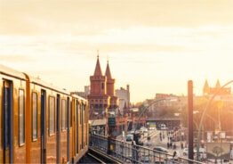 Berlin mit untergehender Sonne und S-Bahn