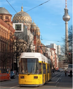 Stadtbild mit untergehender Sonne und S-Bahn