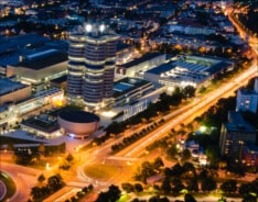 Nachtaufnahme des BMW-Towers in München aus der Luft.