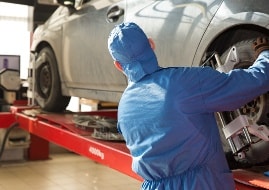 Fachmann hat das Auto regelmäßig in der Werkstatt geprüft