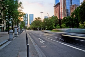 Straßenverkehr am Abend in Frankfurt am Main