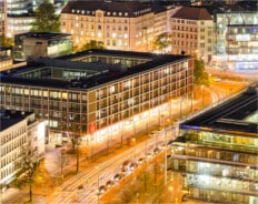 Straßenverkehr bei Nacht in Hannover