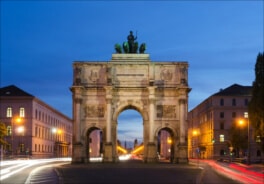 Siegestor in München bei Nacht