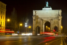 München Siegestor bei Nacht