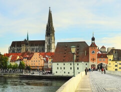 Regensburg - Steinerne Brücke über donau und Dom im Hintergrund.