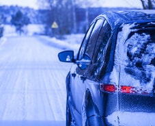 Ford C-Max von hinten. Verschneite Umgebung.