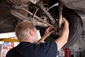 Mechaniker prüft die Antriebswelle auf Defekt