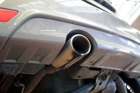 Nahaufnahme des Auspuffs eines Autos, der zu reparieren ist