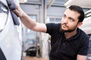 Vorbereitung zum Folieren eines Autos in einer Fachwerkstatt