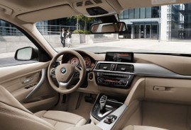 Innenausstattung mit Bordcomputer eines BMW