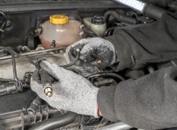 Wechsel der Glühkerzen bei einem BMW in der Werkstatt