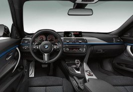 Bordcomputer eines BMW informiert den Fahrer über die Inspektion