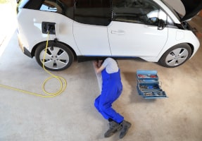 Service bei einem Elektroauto in einer Fachwerkstatt