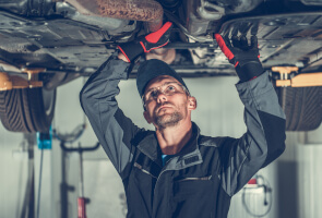 Automechaniker bei einer Überprüfung während einer Fiat Inspektion