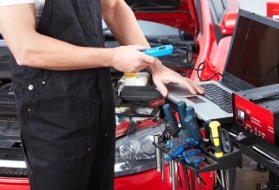 Frühjahrescheck bei einem roten Auto in der Werksattt