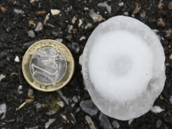 Ein riesiges Hagelkorn im Vergleich zur 1-Euro-Münze