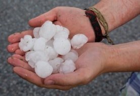 Riesige Hagelkörner in Hände - der Grund des Hagelschadens