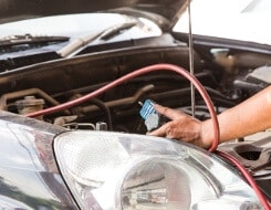 Das Befüllen der Klimaanlage in der Werkstatt