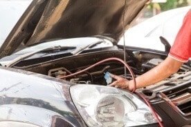 Klimaanlagenwartung bei einem Auto in der Werkstatt