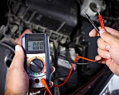 Messen der Lichtmaschine mit den Oszilloskop in einer Werkstatt