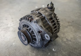 Ein defekter Generator von einem VW Golf, die zu wechseln ist