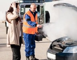 Motorschaden bei einem Auto durch die Überhitzung des Motors