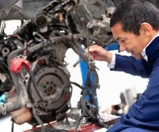 Motorinstandsetzung und Wechsel der Motorteile in der Werkstatt