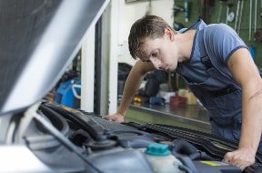 Fachmann prüft den Motor und sucht die Ursache des Motorschadens