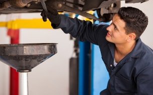 Fachmann beim Wechsel des Motoröls beim Audi