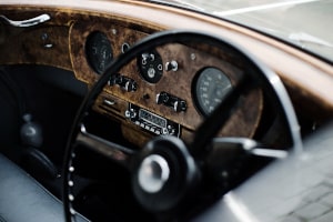 Nahaufnahme des Cockpits eines Oldtimers