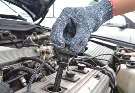 Wechsel der defekten Zündkerzen beim Peugeot in einer Fachwerkstatt​