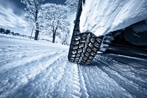 Fahaufnahme des Winterreifens eines Autos nach dem Radwechsel